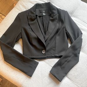 FOREVER 21 Black Crop Blazer. Size small.